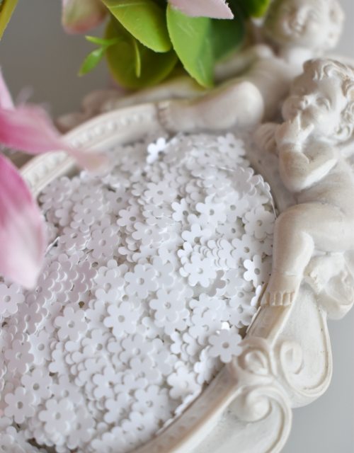 Flower-shaped sequins White color