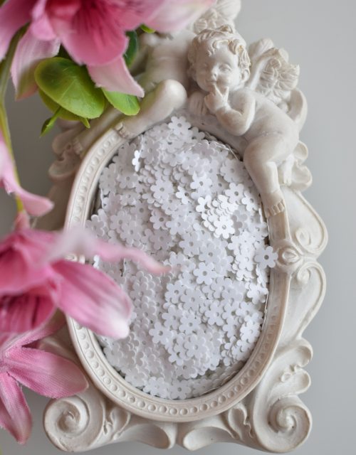 Flower-shaped sequins White color